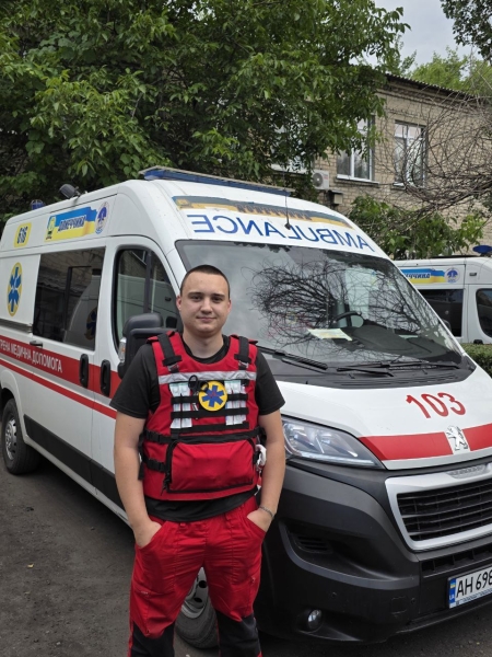 «Всі ховалися від вибухів, а ми їхали на виклик». Як медики ризикують життям заради порятунку інших