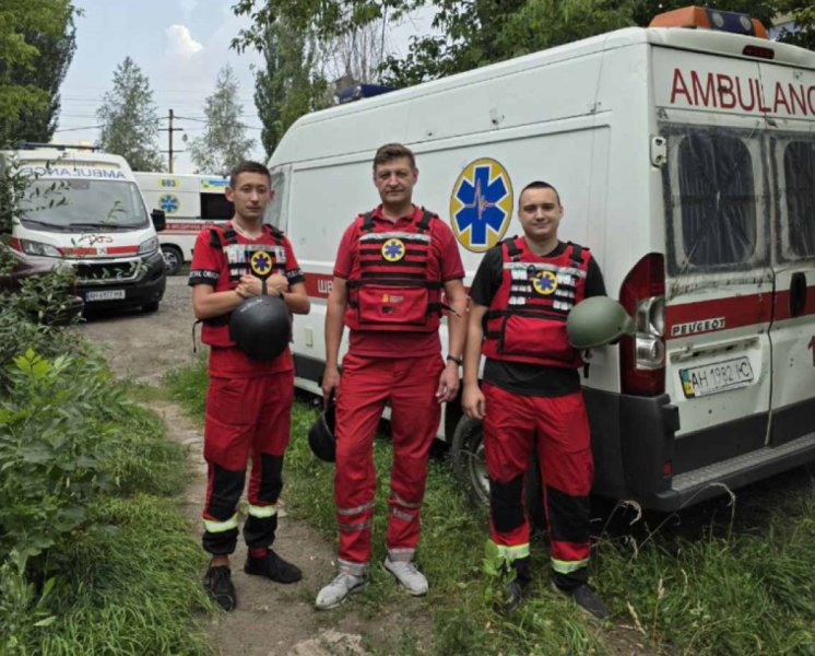 «Всі ховалися від вибухів, а ми їхали на виклик». Як медики ризикують життям заради порятунку інших