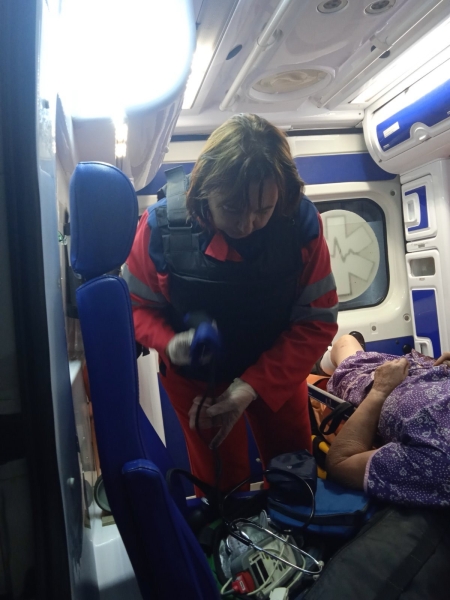 «Всі ховалися від вибухів, а ми їхали на виклик». Як медики ризикують життям заради порятунку інших