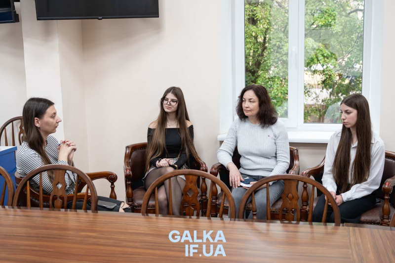 З Херсона, Харкова і Франківська — в один виш: як війна поєднала трьох студенток ХДУ (ФОТО)