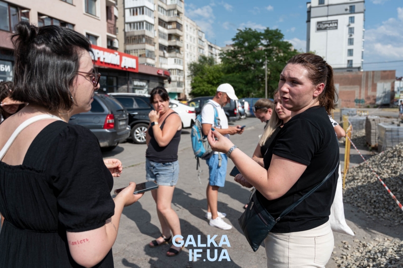 Зберегти останню зелену ділянку: мешканці будинку на Стуса, 5 вийшли на протест проти забудови під вікнами (ФОТО)