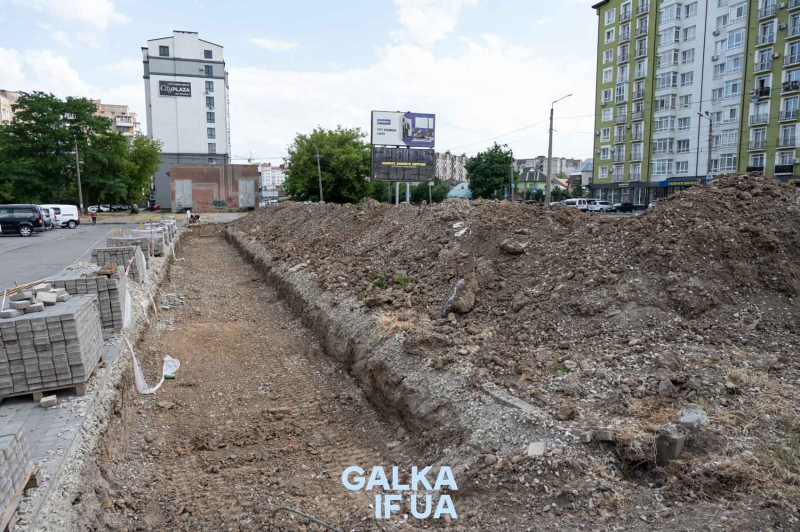 Зберегти останню зелену ділянку: мешканці будинку на Стуса, 5 вийшли на протест проти забудови під вікнами (ФОТО)