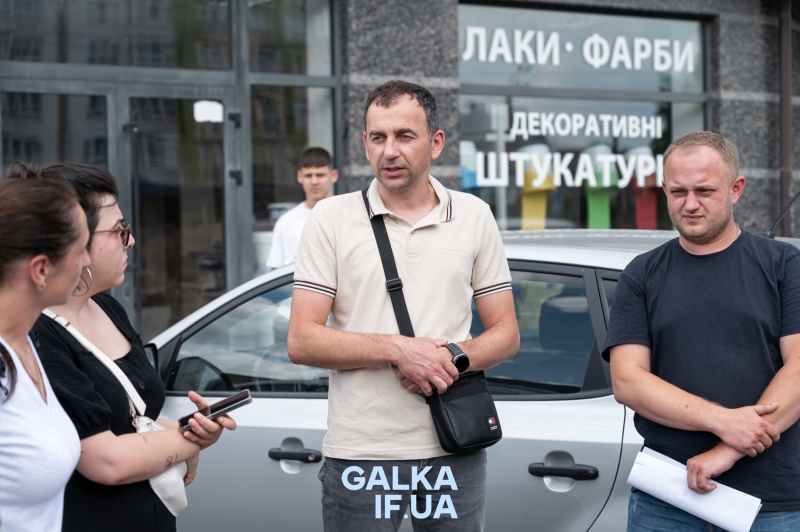 Зберегти останню зелену ділянку: мешканці будинку на Стуса, 5 вийшли на протест проти забудови під вікнами (ФОТО)