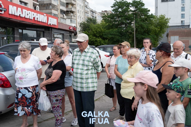Зберегти останню зелену ділянку: мешканці будинку на Стуса, 5 вийшли на протест проти забудови під вікнами (ФОТО)