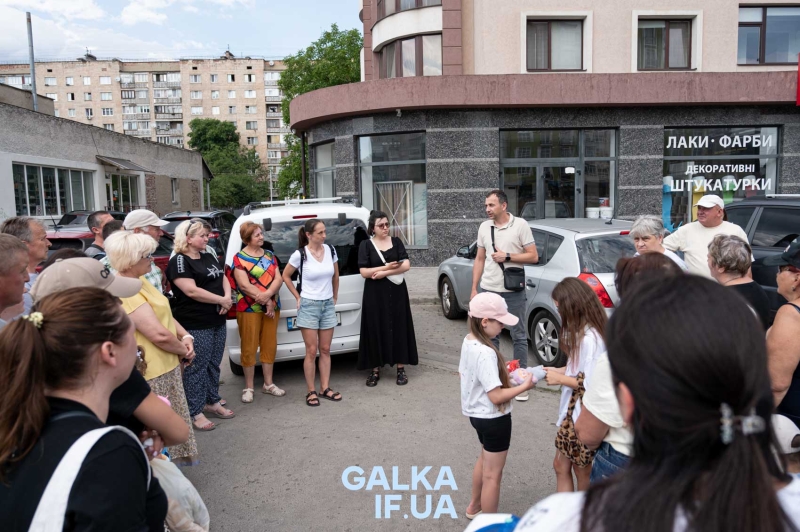 Зберегти останню зелену ділянку: мешканці будинку на Стуса, 5 вийшли на протест проти забудови під вікнами (ФОТО)