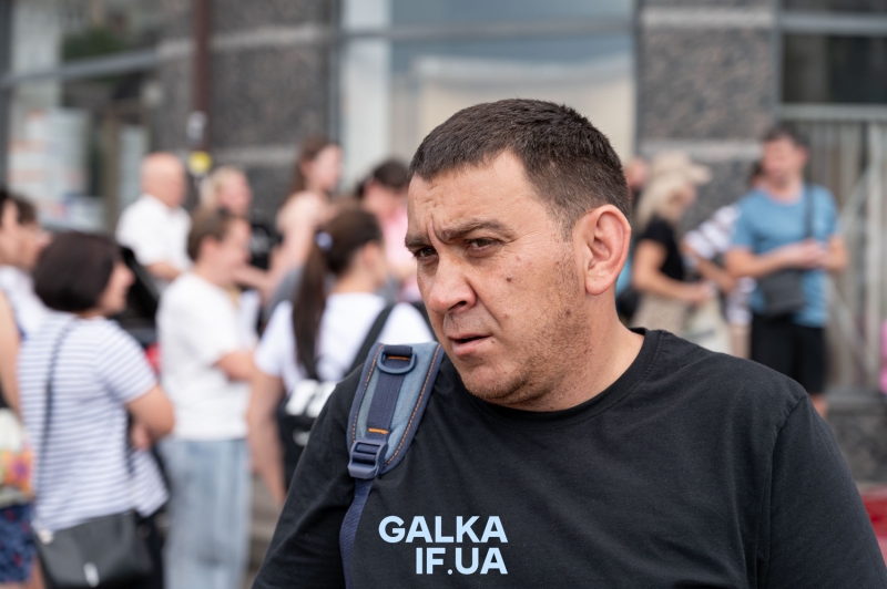 Зберегти останню зелену ділянку: мешканці будинку на Стуса, 5 вийшли на протест проти забудови під вікнами (ФОТО)