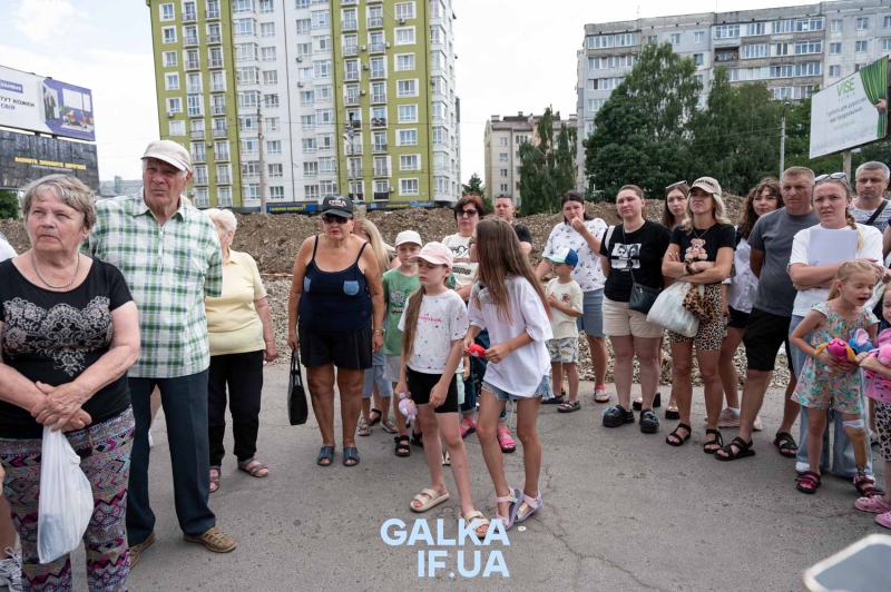 Зберегти останню зелену ділянку: мешканці будинку на Стуса, 5 вийшли на протест проти забудови під вікнами (ФОТО)