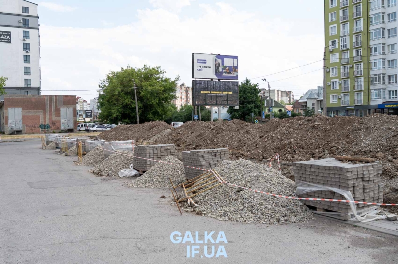 Зберегти останню зелену ділянку: мешканці будинку на Стуса, 5 вийшли на протест проти забудови під вікнами (ФОТО)