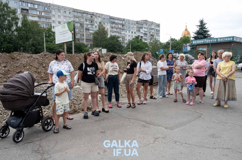 Зберегти останню зелену ділянку: мешканці будинку на Стуса, 5 вийшли на протест проти забудови під вікнами (ФОТО)