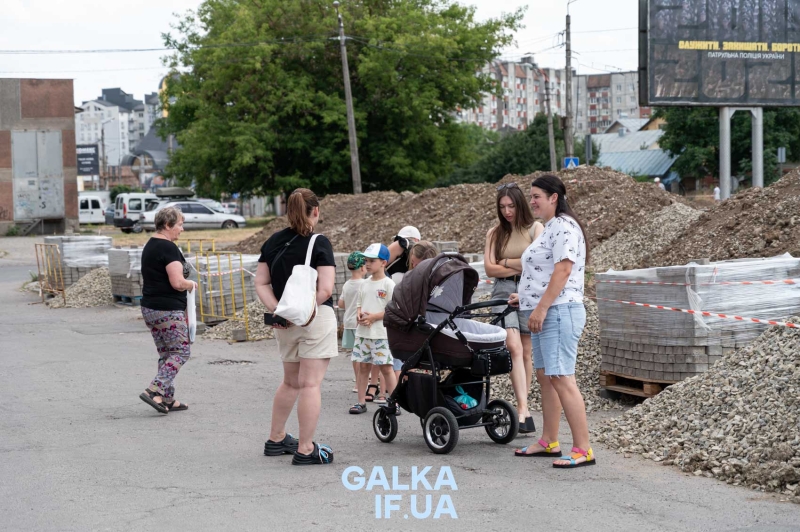 Зберегти останню зелену ділянку: мешканці будинку на Стуса, 5 вийшли на протест проти забудови під вікнами (ФОТО)