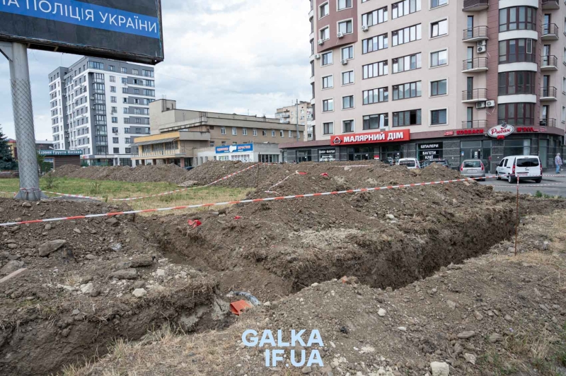 Зберегти останню зелену ділянку: мешканці будинку на Стуса, 5 вийшли на протест проти забудови під вікнами (ФОТО)