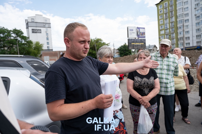 Зберегти останню зелену ділянку: мешканці будинку на Стуса, 5 вийшли на протест проти забудови під вікнами (ФОТО)