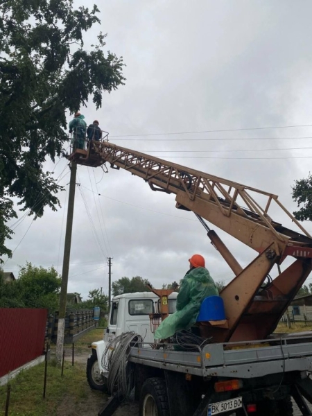 Злива та буревій залишили без світла на Рівненщині кілька тисяч споживачів