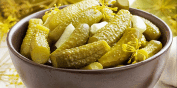 Як приготувати хрумкі квашені огірки: простий рецепт на зиму