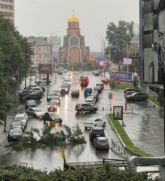 Тропічна гроза накрила Київ: місто поринуло у темряву (відео)