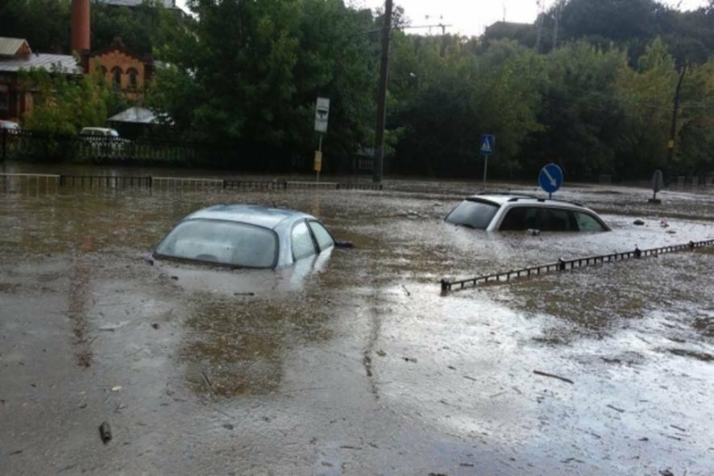 "Радикальне похолодання і холодний дощ ввірвуться прямо на День Незалежності": куди суне негода та потужна гроза?