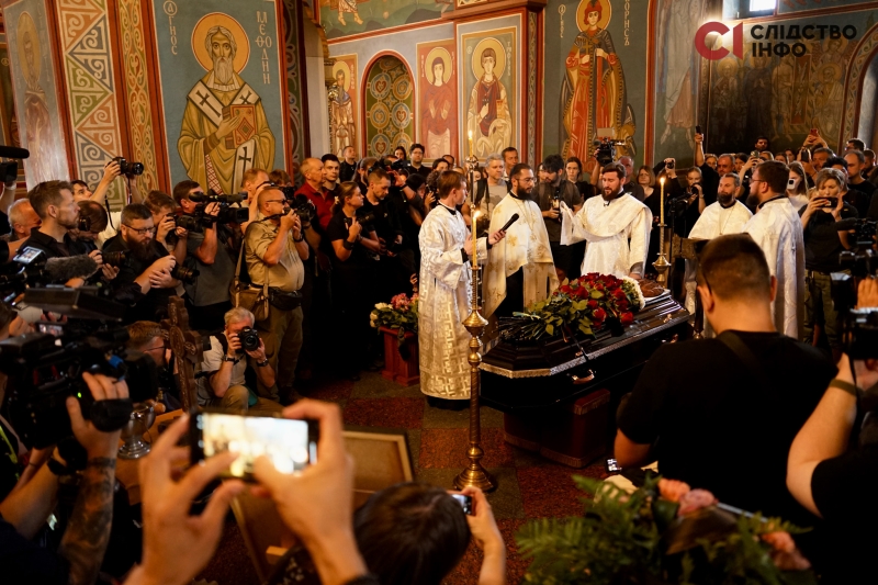 Київ попрощався із закатованою у полоні РФ журналісткою Вікторією Рощиною (фото)