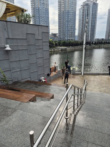 Скандал на набережній біля ЖК River Stone: команда Кличка знесла незаконний паркан, забудовник поставив новий