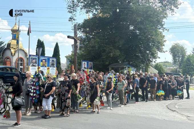 Київщина попрощалася з родиною Гайових, вбитою російською ракетою 31 липня (фото)