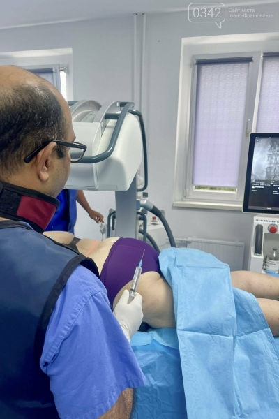 97% пацієнтів - військові: у Франківській лікарні консультував британський фахівець (ФОТО)