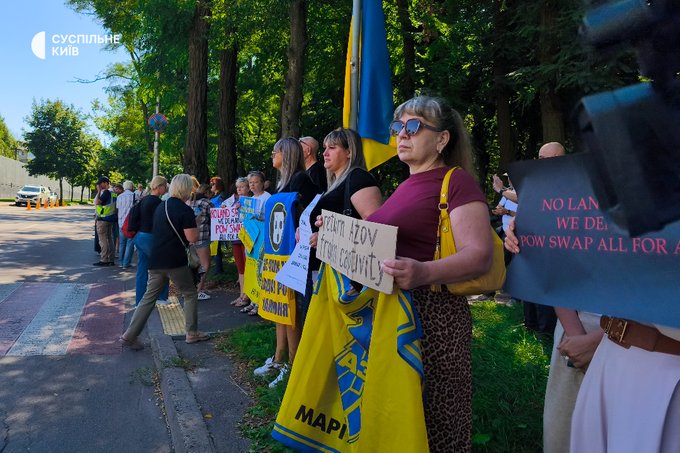 &laquo;Ні обміну територіями!&raquo; У Києві біля посольства США проходить мирна акція протесту (фото)