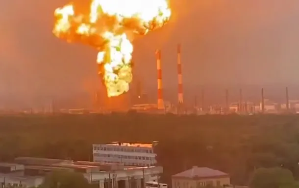 Українські дрони вивели з ладу два великих НПЗ в Росії