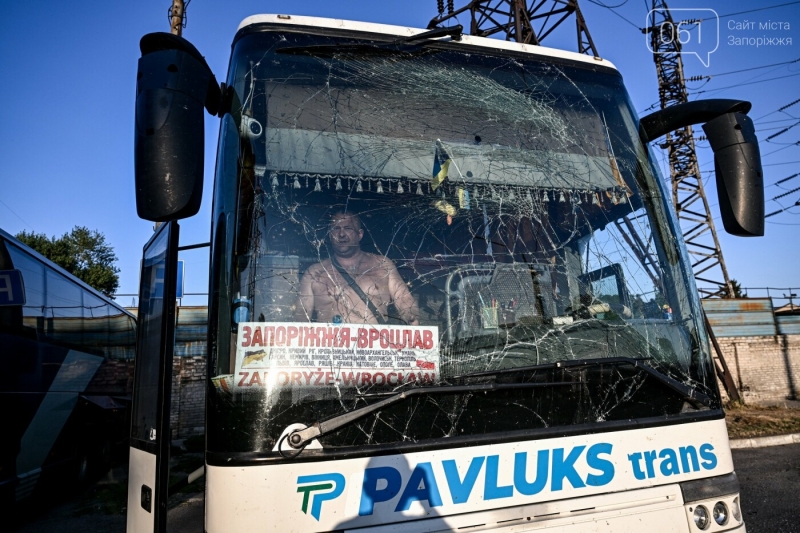 Зруйнований автовокзал, поранені люди, робота служб: у Запоріжжі завершені аварійно-рятувальні роботи на місці влучання КАБ, - ФОТО