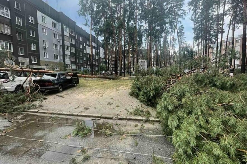 Потужний град і могутня злива вперіщать по великих містах, злива і дощ ринуть на вулиці та авто: де в Україні затопить?