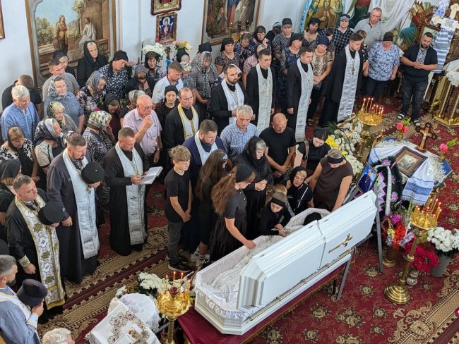 33-річного священника з Рівненщини поховали на подвір`ї храму, де він служив