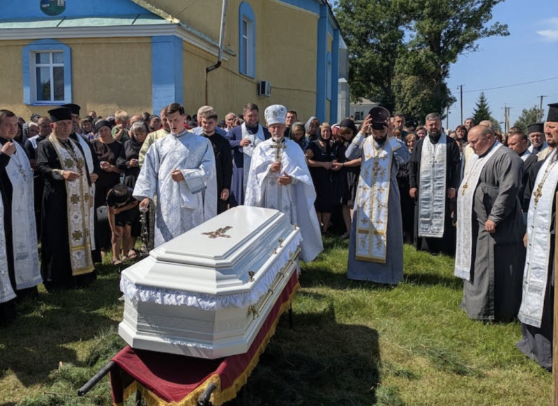 33-річного священника з Рівненщини поховали на подвір`ї храму, де він служив