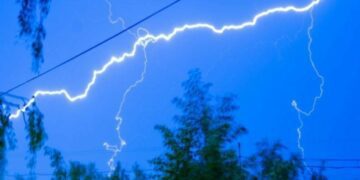 Несамовите похолодання і жахлива гроза ввірвуться в цю область, потужна негода за крок від України: де затопить всі авто?