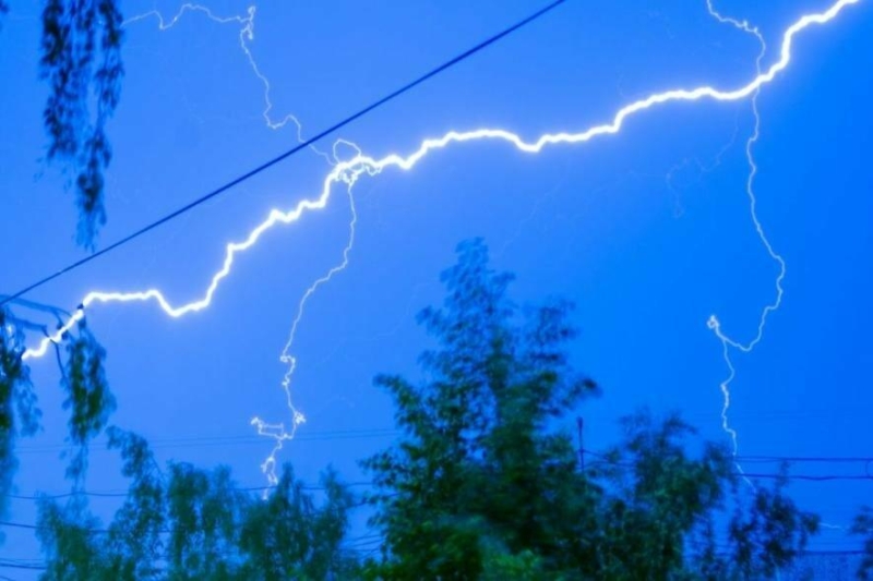 Несамовите похолодання і жахлива гроза ввірвуться в цю область, потужна негода за крок від України: де затопить всі авто?