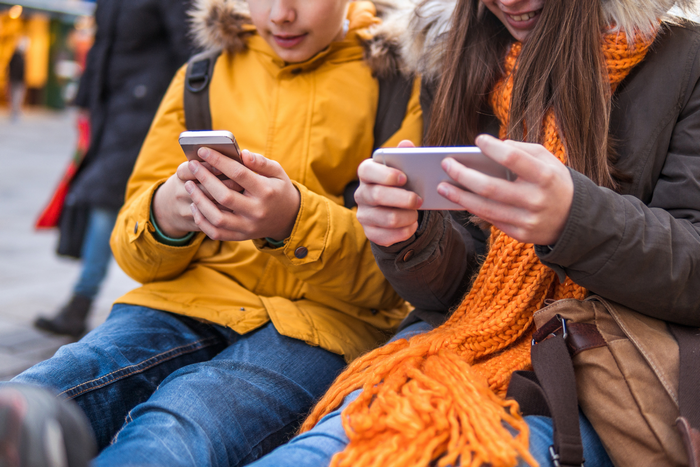 Допоможіть нам зупинити онлайн-вербування дітей під час війни