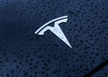 Tesla потрапила під розслідування через аварії з автопілотом