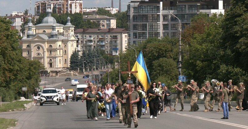 "Батькам про воєнні будні не розповідав, щоб вони не переживали": у Тернополі поховали молодого воїна (ФОТО, ВІДЕО)
