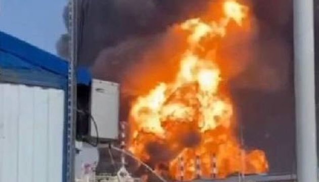 Новошахтинський НПЗ досі палає: вогонь охопив ще один резервуар