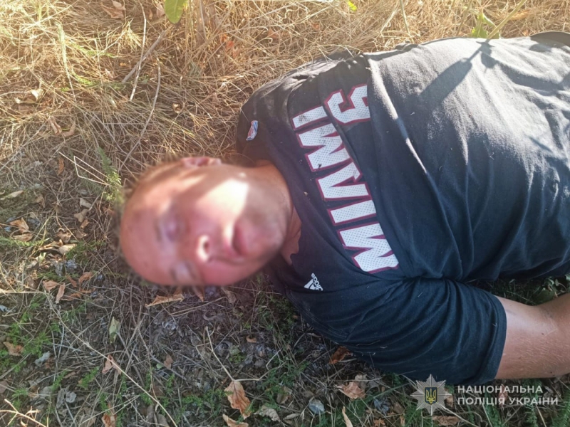 У Запорізькій області на узбіччі дороги знайдено чоловіка: поліція просить допомогти встановити його особу