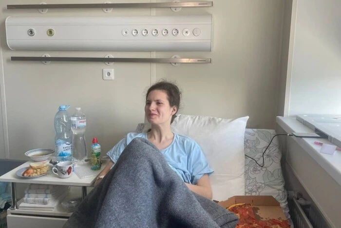 Дівчина, яка випала з дев'ятого поверху під час ракетного удару, виписалася з лікарні