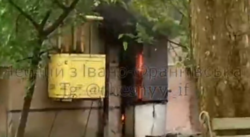 На Сухомлинського загорівся електрощиток: працюють ДСНС