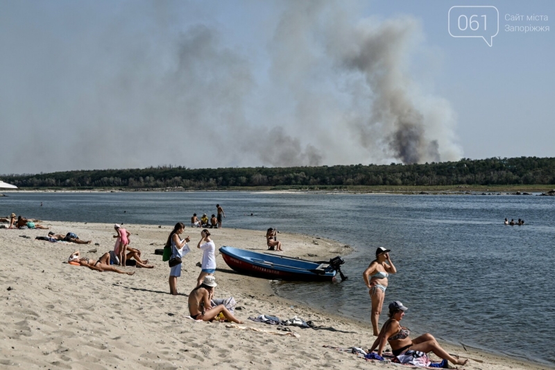 Вогонь охопив Хортицю: важка робота рятувальників в фотографіях
