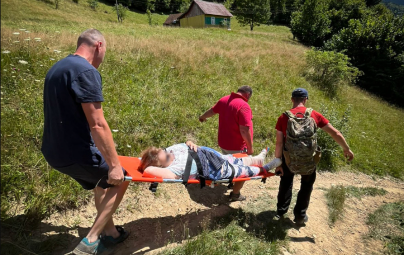 70-річну жінку з Івано-Франківщини рятували у горах Закарпаття (ФОТО)