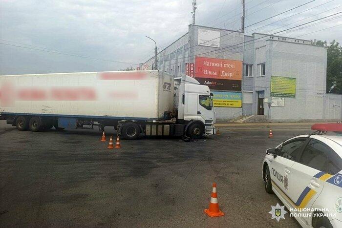 ДТП у Старокостянтинові: під колеса вантажівки потрапив 14-річний кермувальник електросамоката