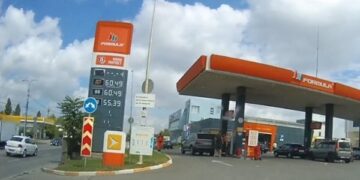 У Криму почали продавати бензин за талонами