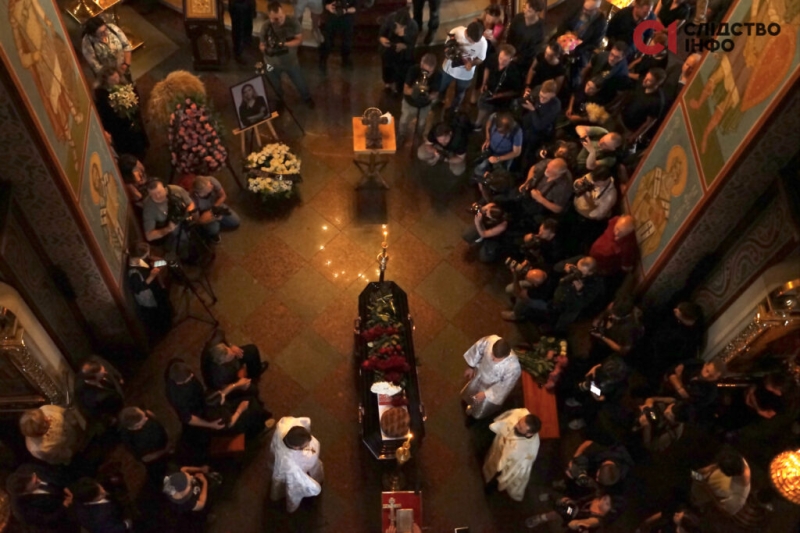 Київ попрощався із закатованою у полоні РФ журналісткою Вікторією Рощиною (фото)