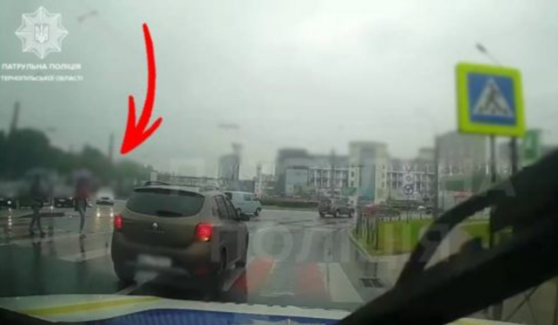 Порушення на "зебрі": патрульні оштрафували водія в Тернополі (ВІДЕО)
