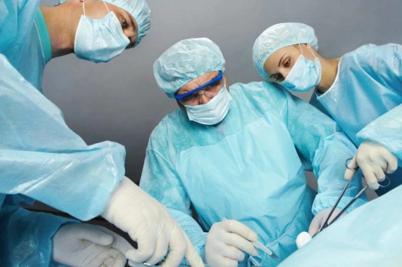 Ріжуть якнайшвидше. Київська невідкладна допомога позбавляється 25% хірургів