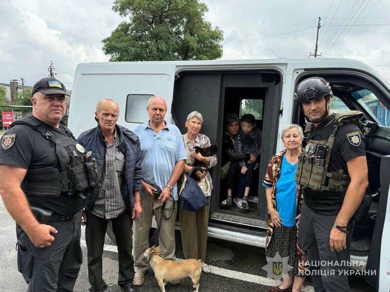 Правоохоронці показали, як евакуювали шістьох людей з розбитого внаслідок ворожих атак села, що неподалік Запоріжжя