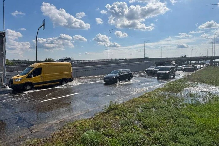 У Києві на Набережному шосе ускладнено рух через прорив труби