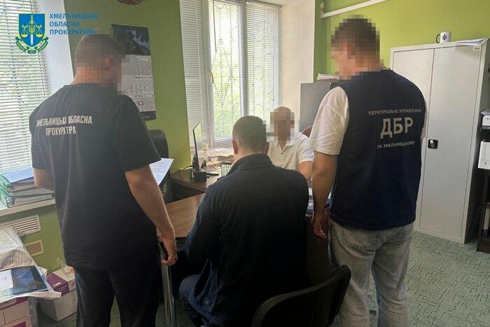 На Хмельниччині інспектора поліції підозрюють у побитті затриманого