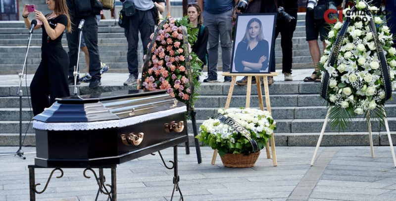 Київ попрощався із закатованою у полоні РФ журналісткою Вікторією Рощиною (фото)